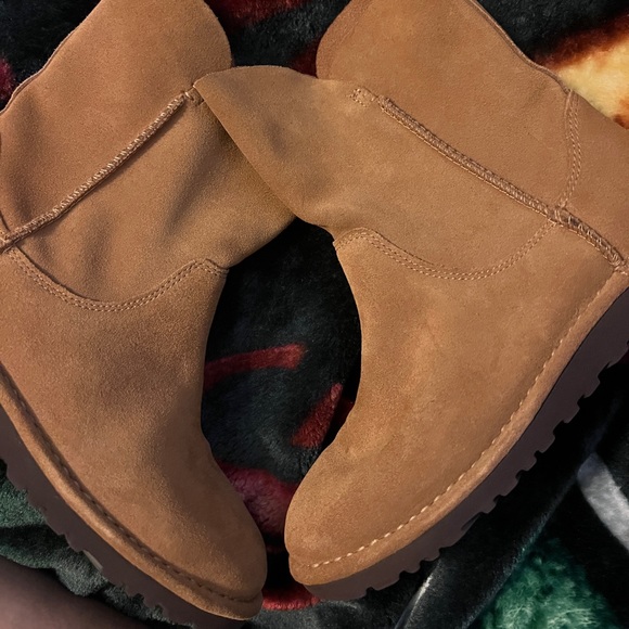 New UGG boots never worn, but do have some scuffs/scratches - Picture 5 of 6